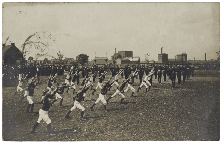 Démonstration de gymnastique par la société municipale de gymnastique et de tir "La Roubaisienne", Collection Bernard Thiébaut, Roubaix, vers 1900-1920