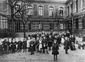 L’école annexe de l’École normale d’institutrices de Douai, la récréation..