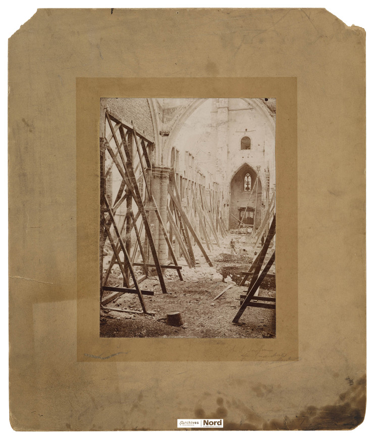 Vue de l’intérieur de l'église Saint-Sauveur à Lille après l’incendie déclaré dans la nuit du 28 au 29 mars 1896