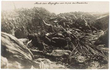 Après la bataille de Fromelles, cadavres dans les tranchées.